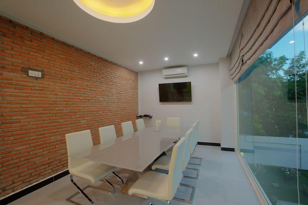 Colina Sky Hotel Phnom Penh Exterior photo